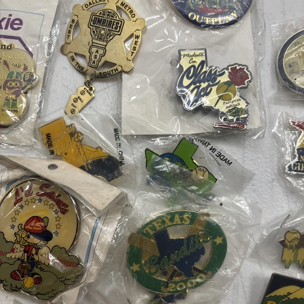 Vtg Lot of 51 Girls‎ Fast Pitch Softball Team Trading Fastpitch Pinback Pins